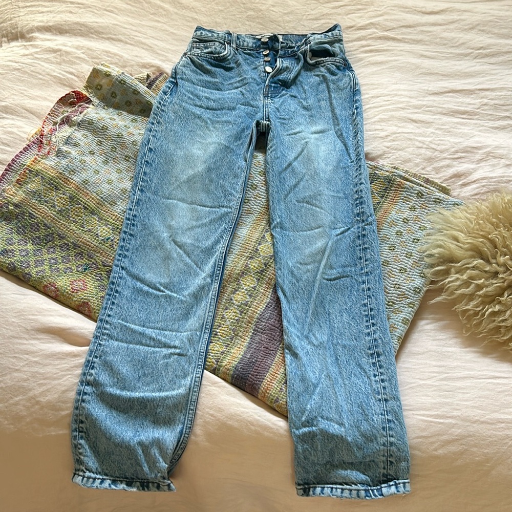 Reformation high waist size 25. Good condition. No stains or holes. Smoke free.